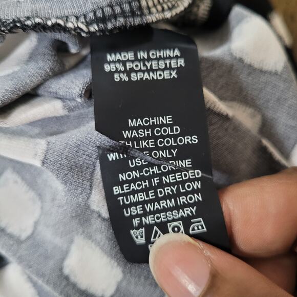 Vince Camuto Women Black White Faux Wrap Mod Top Geometric Print Stretch Medium - Picture 8 of 8